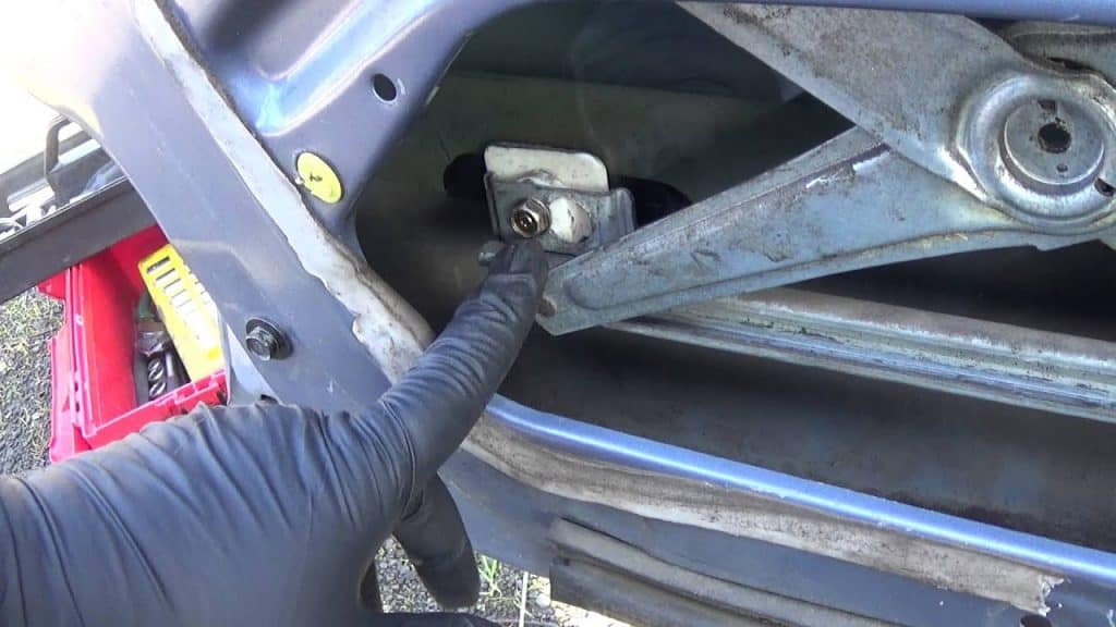 How to Fix a Manual Car Window That Won't Roll Up Driving and Style