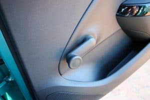 Inspect the operation and connection of the car window crank